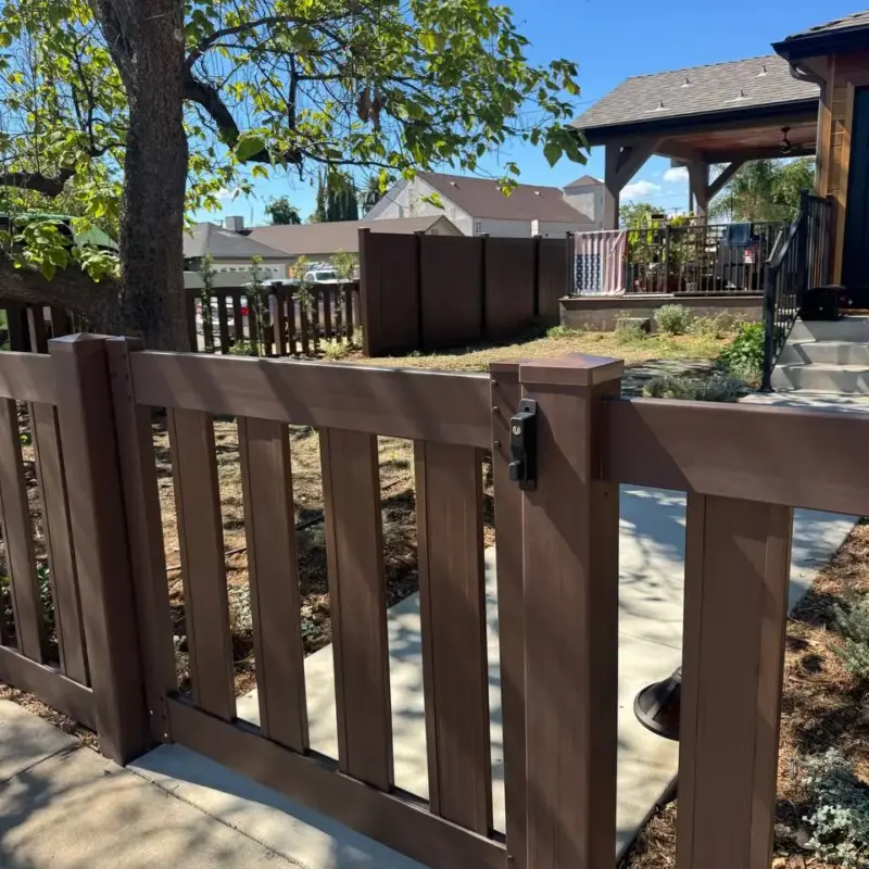 A 6Foot Dark Sequoia Vinyl Fence (5)