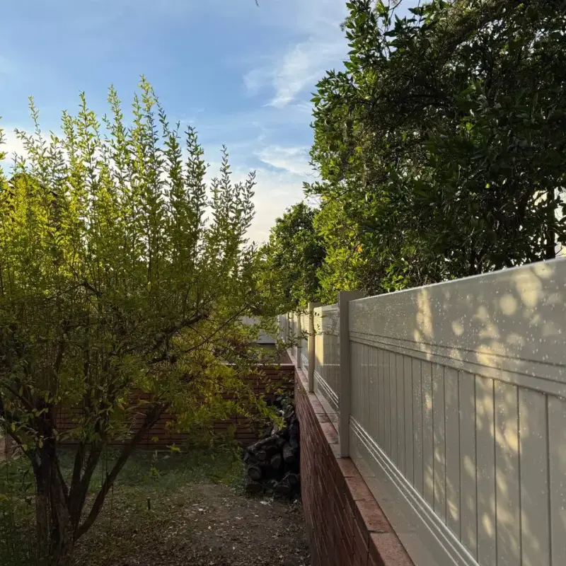 FullPrivacy Vinyl Fence With Wall Topper In Granada Hills, Ca (5)