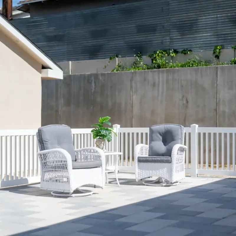 Vinyl Closed Top Picket Fences (2)